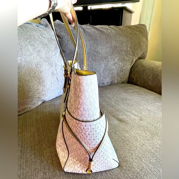 Michael Kors jet set white/cream signature tote with gold perforated stars⭐️⭐️⭐️ - Picture 3 of 14